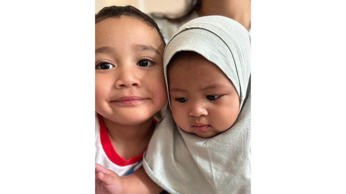 5 foto gemoy Lily anak angkat Raffi dan Nagita pakai hijab, Seperti kembar