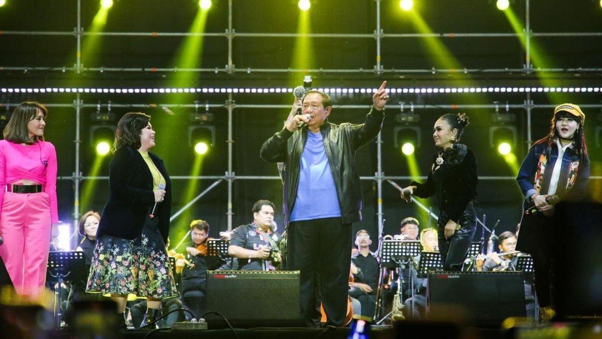 5 foto serunya SBY bawakan lagu lama di Pestapora 2024, Bawakan 7 lagu diatas panggung 