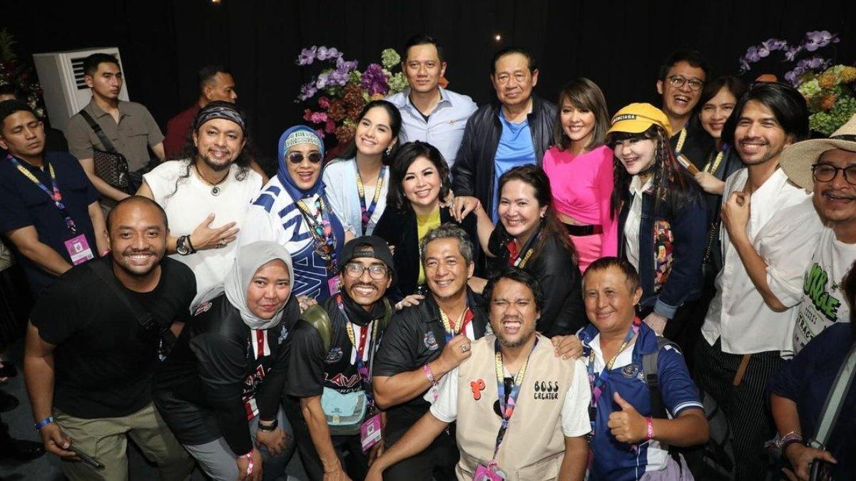 5 foto serunya SBY bawakan lagu lama di Pestapora 2024, Foto bareng di back stage