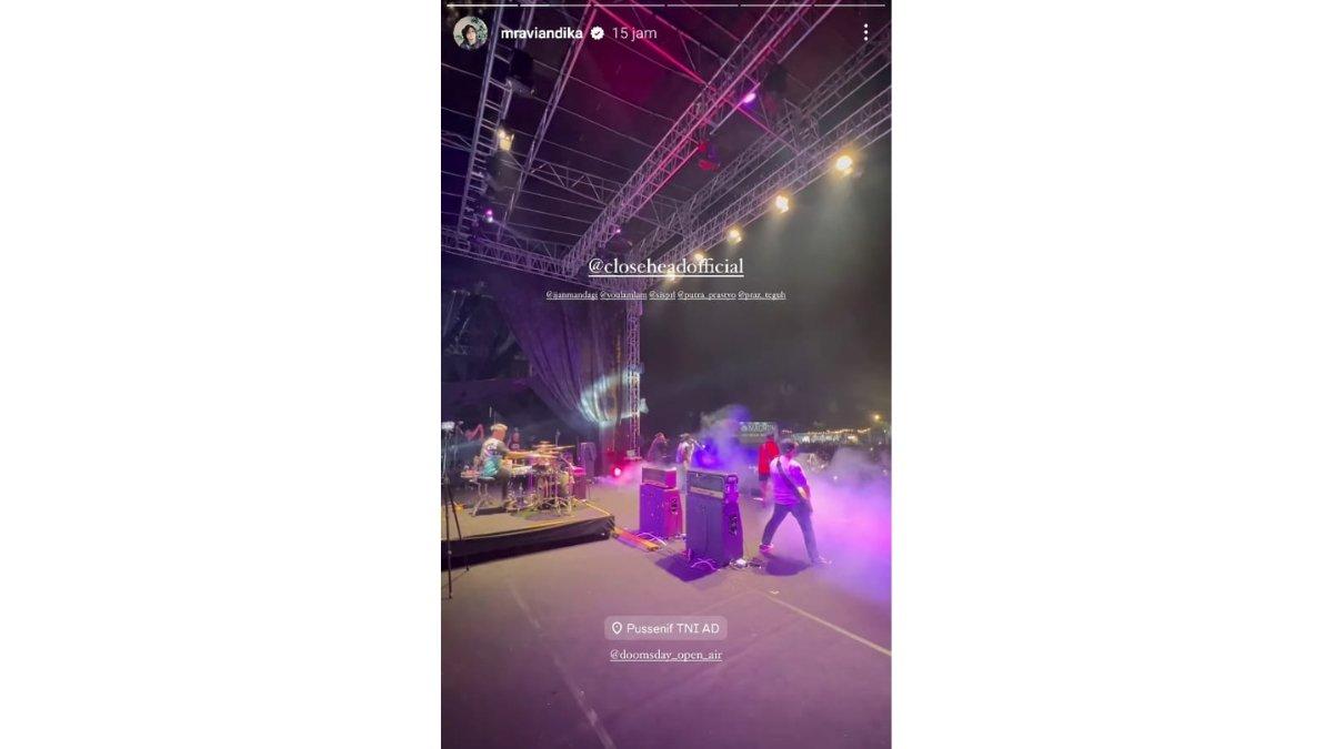 5 keseruan Praz Teguh dan anggota band-nya tampil energik di Bandung, Acara dipenuhi penonton