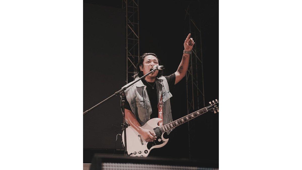 5 keseruan Praz Teguh dan anggota band-nya tampil energik di Bandung,Energik diatas panggung