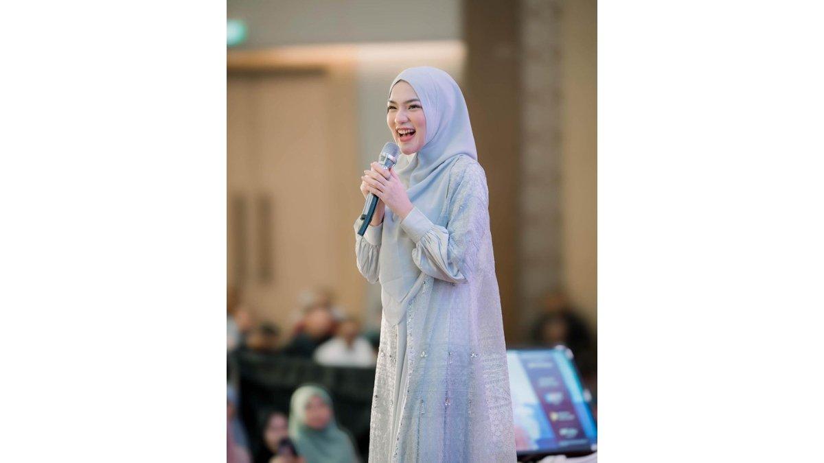5 potret Davina Karamoy menjadi MC kajian Ustadz Hanan Attaki (UHA), ceria dan penuh ekspresi