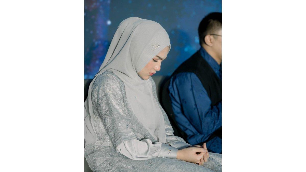 5 potret Davina Karamoy menjadi MC kajian Ustadz Hanan Attaki (UHA), didoakan segera hijrah