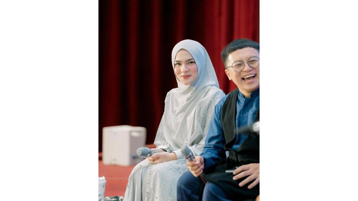 5 potret Davina Karamoy menjadi MC kajian Ustadz Hanan Attaki (UHA), duduk manis bersama partner MC