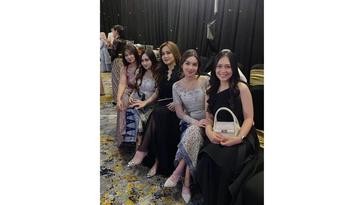 5 potret cantik Icha Nabilah di pernikahan Nina Hamidah, Nikmati acara dengan sahabat