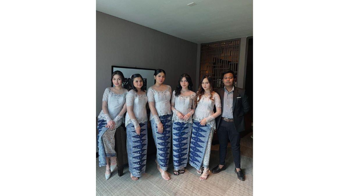 5 potret cantik Icha Nabilah di pernikahan Nina Hamidah, Pose bareng bridesmaid