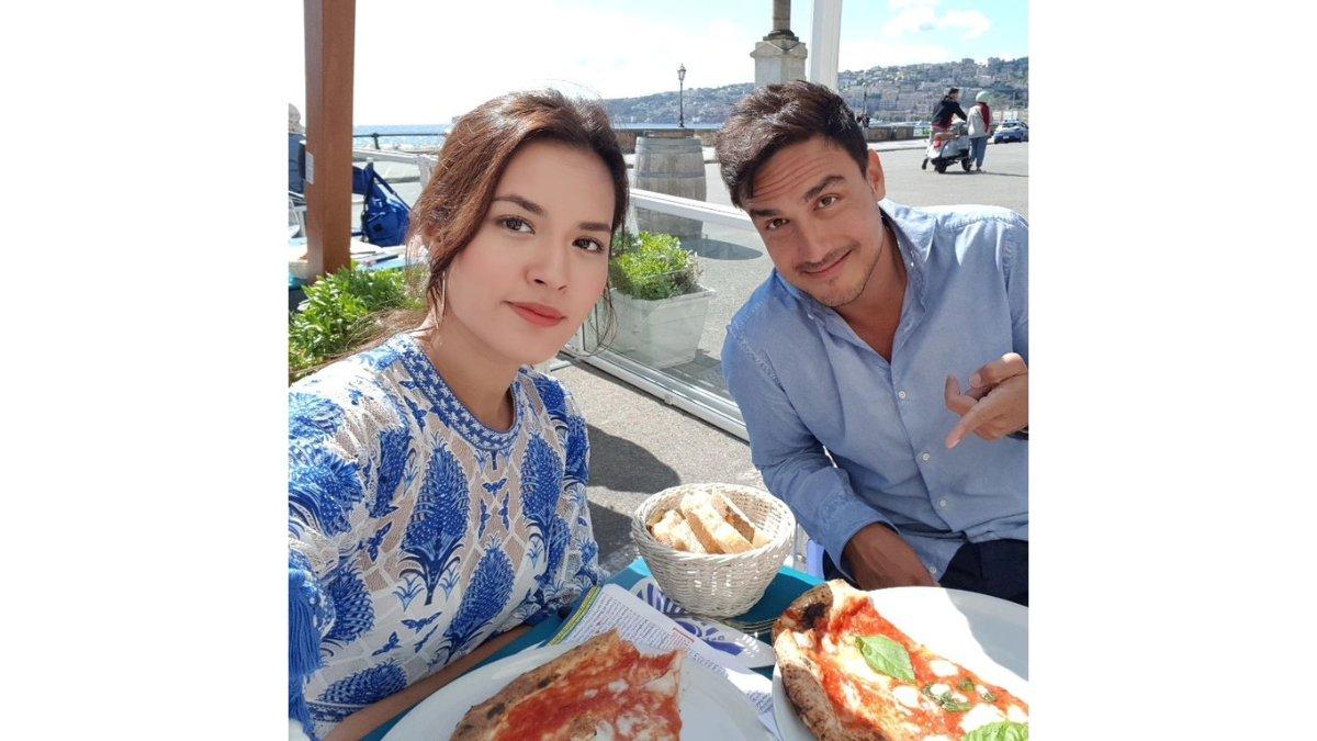 5 potret keromantisan Raisa dan Hamish Daud annivesary ke-7 tahun, pakai baju senada di luar negeri
