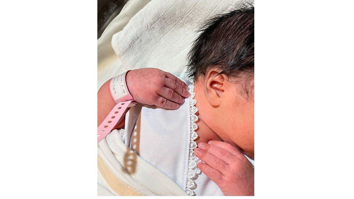 5 potret lahiran anak ke-5 Abimana Aryasatya dan Inong Ayu, Makin ramai dengan member baru