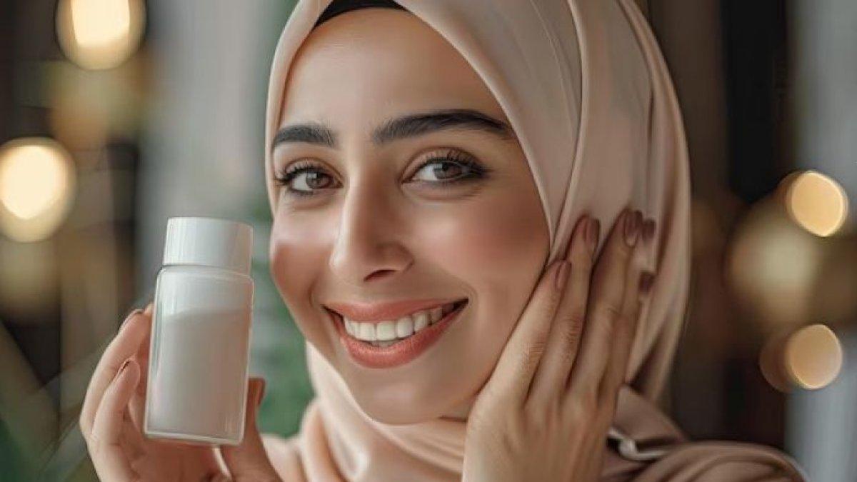 TONER BIKIN LEMBAP - Ilustrasi wanita berhijab menggunakan skincare di wajah, diolah dari freepik.com Rabu (19/3/2025). Berikut 5 rekomendasi toner lokal yang bisa memberi kelembapan esktra di kulit selama puasa Ramadan. Berkualitas, tak kalah dari brand Korea punya!