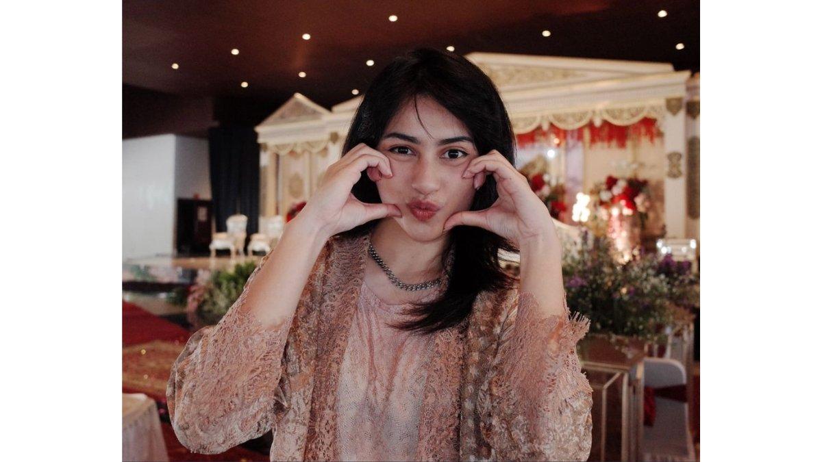 5 unggahan Sintya Marisca di acara resepsi sahabatnya, foto pose gemas