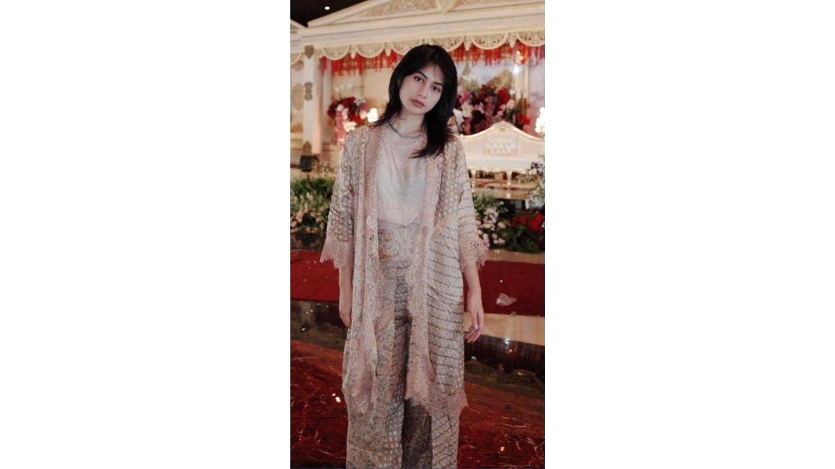 5 unggahan Sintya Marisca di acara resepsi sahabatnya, tomboi bisa cantik bisa