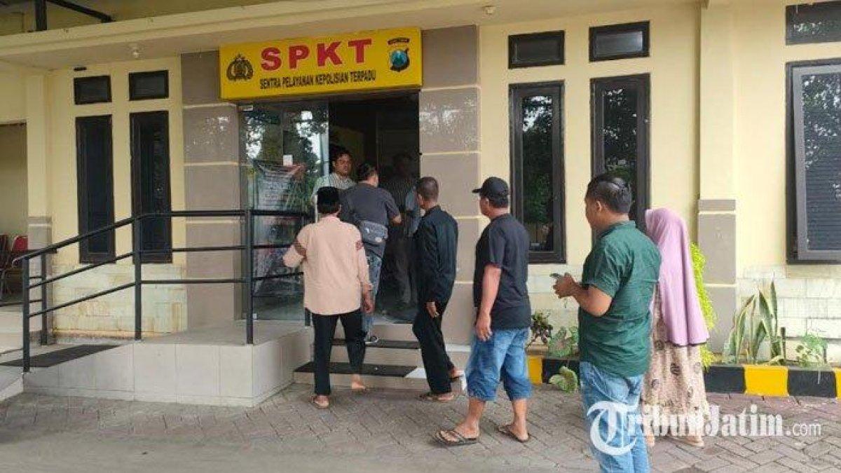 5 warga Desa Banyuanyar Tengah, Kecamatan Banyuanyar, Kabupaten Probolinggo kaget mendadak punya utang puluhan juta. Atas kasus ini, mereka melaporkan dugaan kasus pidana pemalsuan dokumen dan perbankan ke Unit Tindak Pidana Tertentu (Tipidter) Satreskrim Polres Probolinggo, Selasa (9/1/2024).