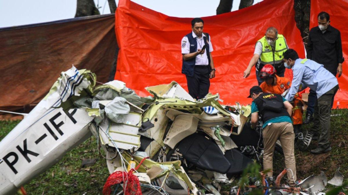 6 fakta pesawat jatuh di BSD. Sejumlah petugas gabungan mengevakuasi pesawat latih Cessna 2006 dengan nomor registrasi PK-IFP milik Indonesia Flying Club (Perkumpulan Penerbang Indonesia) di kawasan BSD, Tangerang Selatan, Banten, Minggu (19/5/2024). Dilaporkan tiga orang korban meninggal dunia atas insiden tersebut.