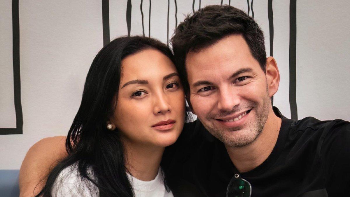 7 potret mesra Tata Cahyani mantan istri Tommy Soeharto bersama kekasihnya Bobby Tonelli