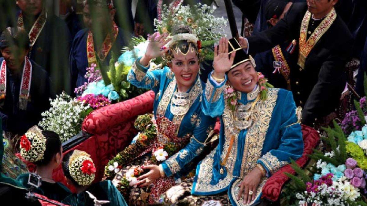 7 potret royal wedding GKR Hayu dan KPH Notonegoro, momen kirab