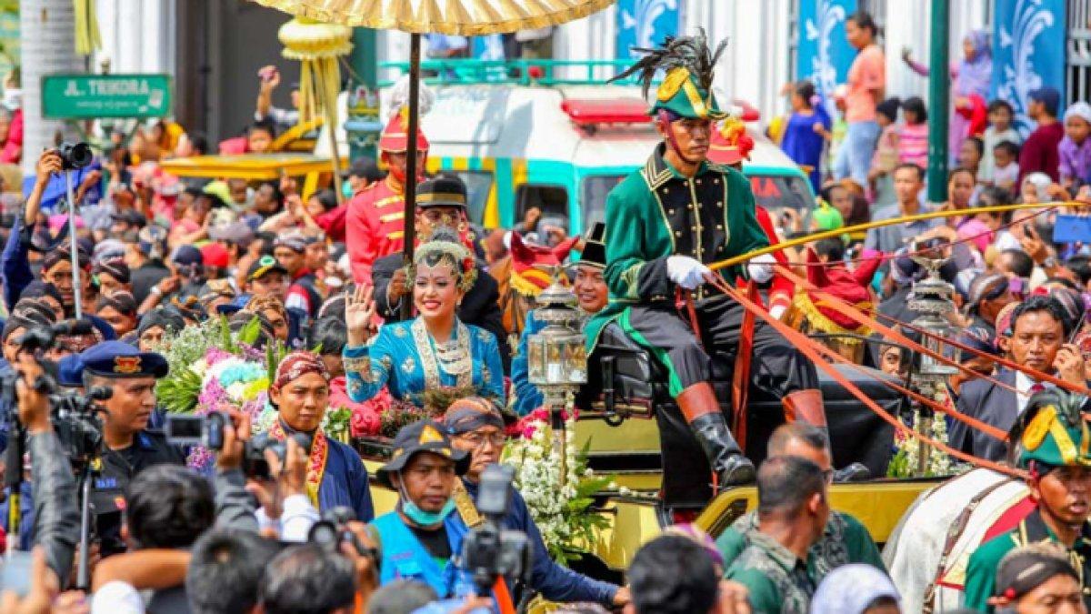 7 potret royal wedding GKR Hayu dan KPH Notonegoro, momen kirab