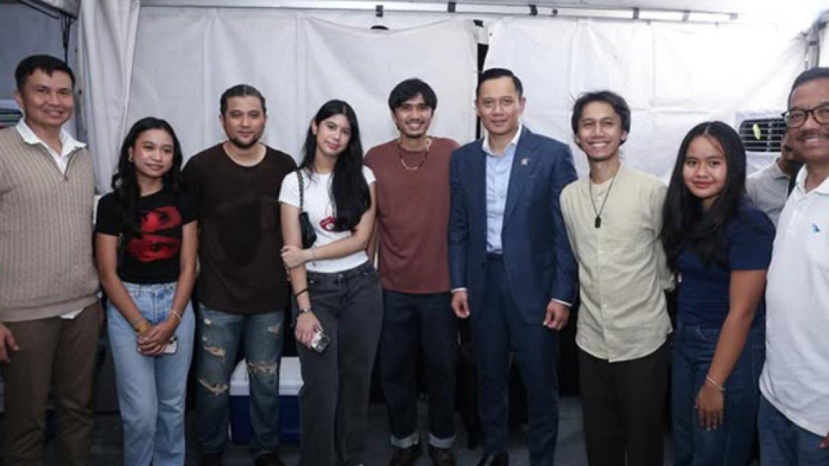 AHY dan Aira foto bareng para personel Sheila on 7