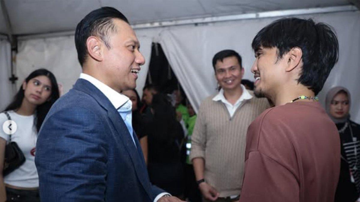 AHY salaman dengan Duta Sheila on 7