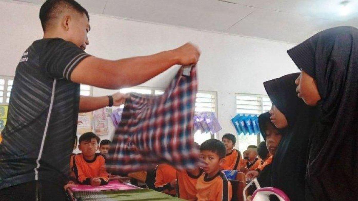 AJARKAN SETRIKA BAJU - Dede Sulaeman, guru PJOK SDN Cinyawar, Cianjur, Jawa Barat, mengajarkan muridnya cara mengelola pakaian sebagai bagian dari metode pembelajaran inovatif, Senin (10/2/2025). Video guru sedang mengajarkan cara menyetrika dan melipat baju viral di media sosial.