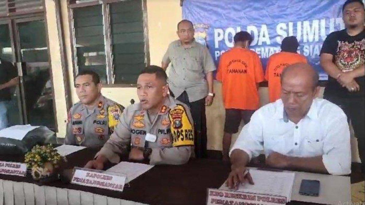 Kapolres Pematang Siantar, AKBP Yogen Heroes Baruno memimpin press rilis penangkapan dua pelaku penganiayaan dan perampasan uang pengemis, Senin (23/10/2023)
