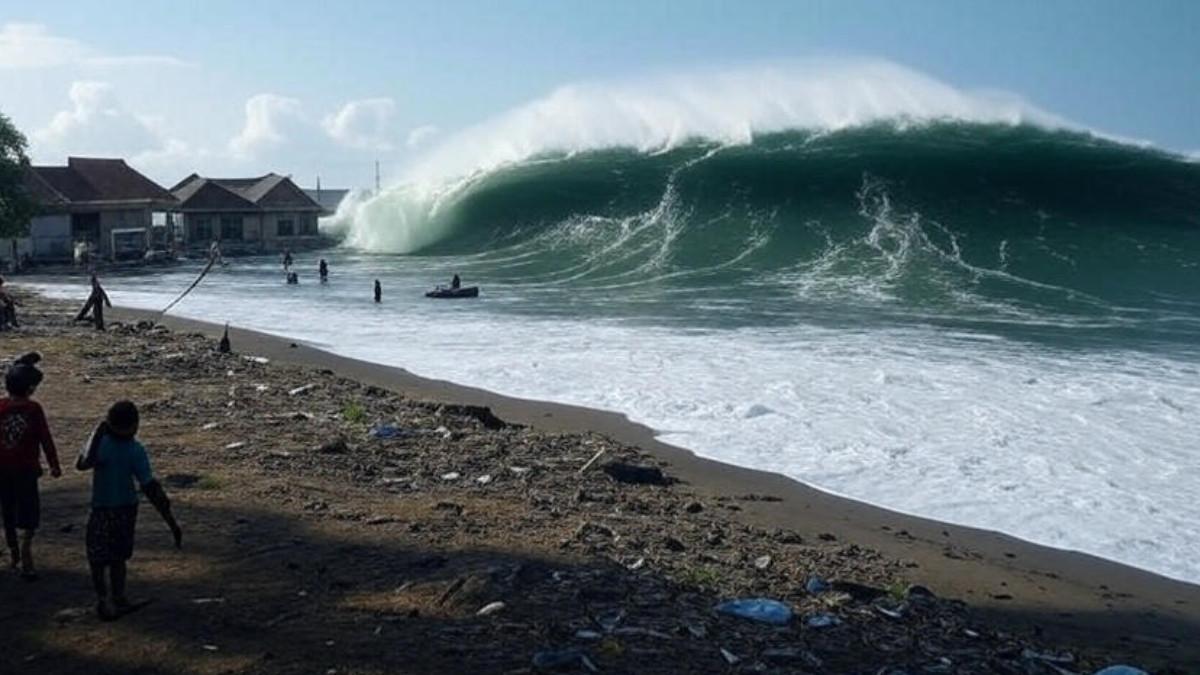 AKIBAT GEMPA RUSIA - Ilustrasi gempa tsunami. Kecemasan mulai menjalar di Sorong. Warga bergegas menjauh dari pantai akibat gempa Rusia yang berpotensi tsunami pada Rabu, 20 Juli 2025.