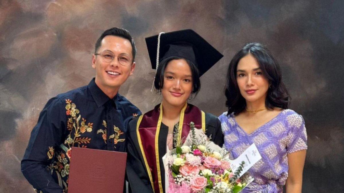ANAK ARTIS KULIAH DI UI,- Syafa Azzahra, Putri Ussy Sulistiawaty berhasil kuliah di Universitas Indonesia