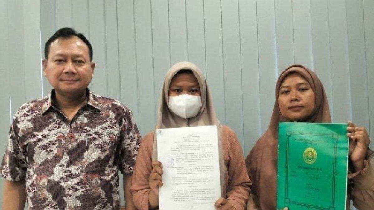ANAK LAPORKAN AYAH - IV (16), gadis remaja asal Sidoarjo, Jawa Timur, melaporkan ayah kandungnya karena sudah 10 tahun tak memberi nafkah. IV mengajukan laporan ke Polda Jatim atas dugaan penelantaran anak, Sabtu (8/2/2025).