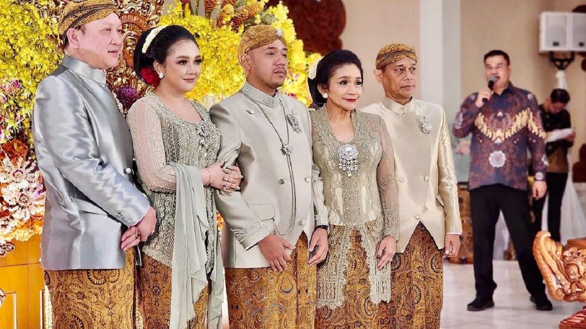 ARI SIGIT MANTU - Potret pernikahan anak Ari Sigit, Haryo Putra Nugroho, diunggah Maya Firanty Noor melalui Instagram @gmayafirantynoor pada Senin (27/1/2025). Haryo Putra Nugroho menikah dengan wanita bernama Andrea Scherer di Jakarta, 25 Januari 2025.
