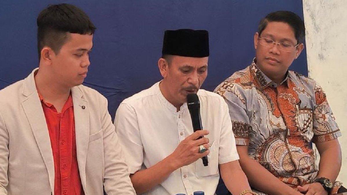 ARSIN KADES KOHOD - Kepala Desa Kohod, Arsin sedang menjawab pertanyaan awak media saat konferensi pers di rumahnya, di Desa Kohod, Kabupaten Tangerang pada Jumat (14/2/2025).