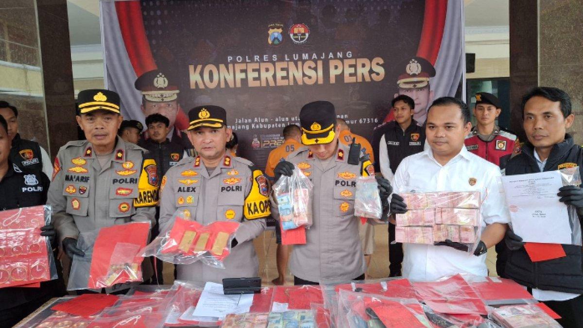 ART GONDOL EMAS,- Rilis pencurian emas. Sindikat pencuri emas saat dipaparkan dalam rilis di Polres Lumajang. Para tersangka memperdayai majikannya dengan ilmu hitam untuk mendapat barang miliaran rupiah guna memperkaya diri. Siasat Solikha, Asisten Rumah Tangga atau ART di Lumajang, Jawa Timur yang nekat menggondol emas milik majikan senilai Rp16 miliar.