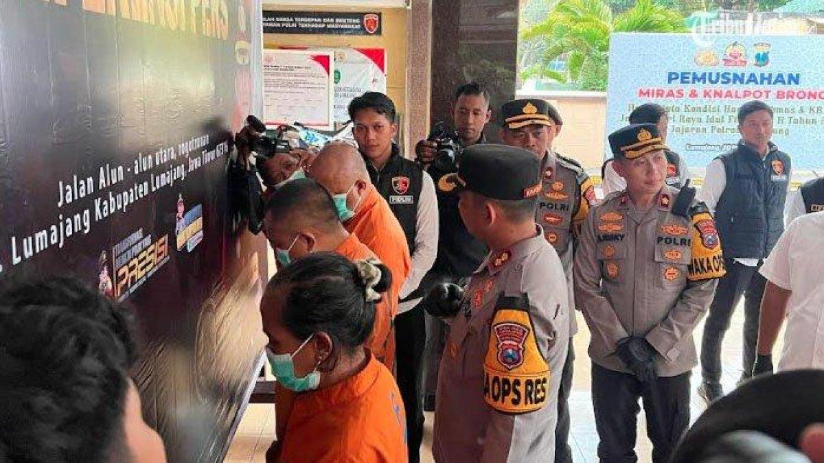 ART GONDOL EMAS,- Sindikat pencuri emas saat dipaparkan dalam rilis di Polres Lumajang. Para tersangka memperdayai majikannya dengan ilmu hitam untuk mendapat barang miliaran rupiah guna memperkaya diri.