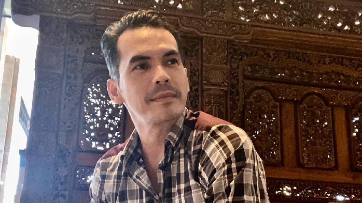 ATALARIK SYACH - Profil aktor Atalarik Syach. Atalarik Syach disorot usai rumahnya di kawasan Cibinong, Jawa Barat, dibongkar aparat kepolisian pada Kamis (15/5/2025).