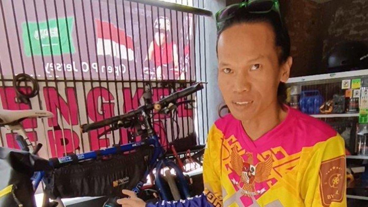 Abdul Rahman Yuni Siswanto (35) warga Jalan Pangeran Antasari, Gang Mulya Indah Nomor 15 Mekarsari, Kelurahan Kedamaian, Kecamatan Kedamaian, Kota Bandar Lampung, tengah bersiap gowes ke Mekkah saat diwawancarai Tribun Lampung di rumahnya, Selasa (29/8/2023)