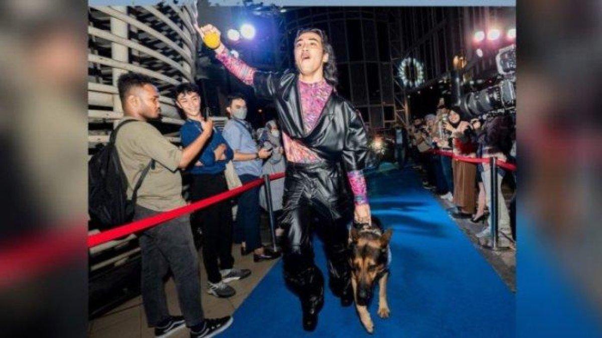 Abidzar bawa dan cium anjing