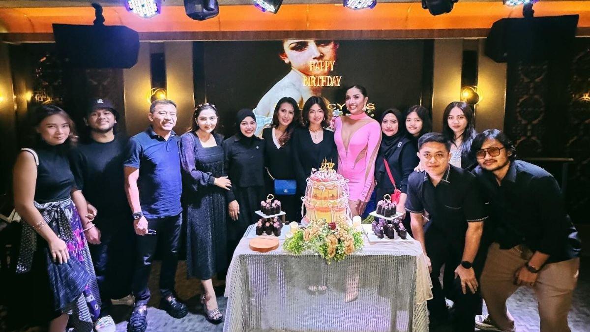 Acara sederhana yang dihadiri oleh keluarga