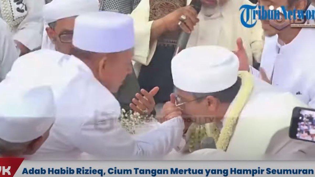 Adab Habib Rizieq cium tangan mertuanya yang hampir seumuran usai udap akad nikah