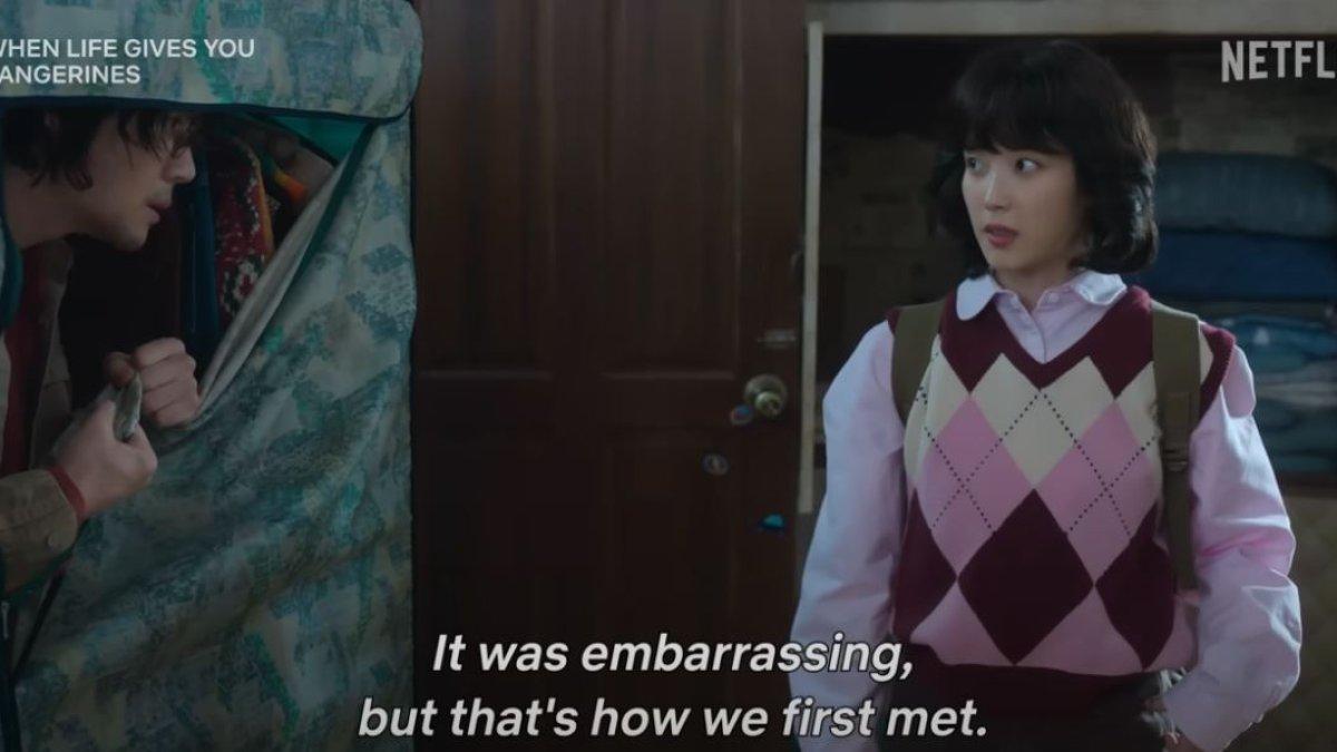 DRAKOR SEDANG TAYANG - Drama Korea When Life Gives You Tangerines. Adegan Chung-Seop bertemu pertama kali dengan Geum-Myeong.