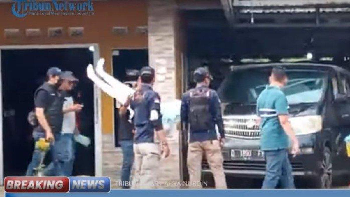 Adegan pra rekonstruksi saat Yosep membopong jenazah Amalia Mustika Ratu, Kamis (2/11/2023) siang.