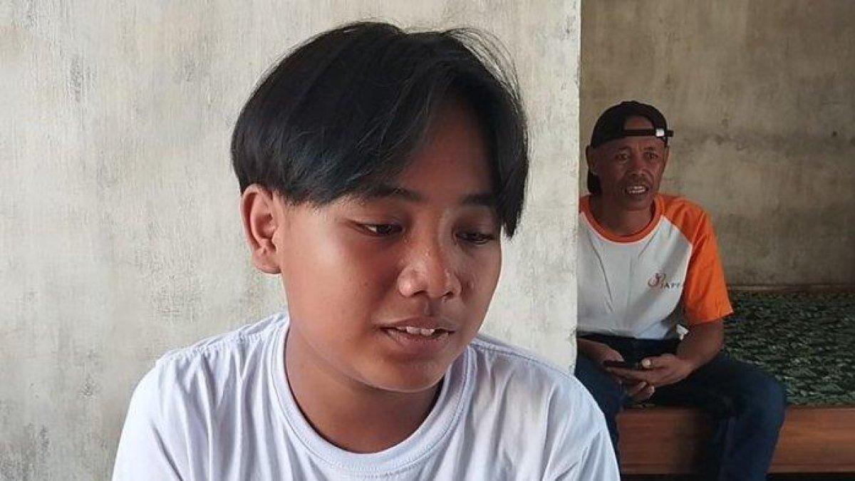Adit dan Priyanto, bapaknya di rumah Dusun Kuningan, Desa Tiru Kidul, Kecamatan Gurah Kabupaten, Kediri Jawa Timur, Selasa (14/5//2024). Karena kondisi kedua orangtuanya yang sakit stroke, Adit yang selama ini membantunya.
