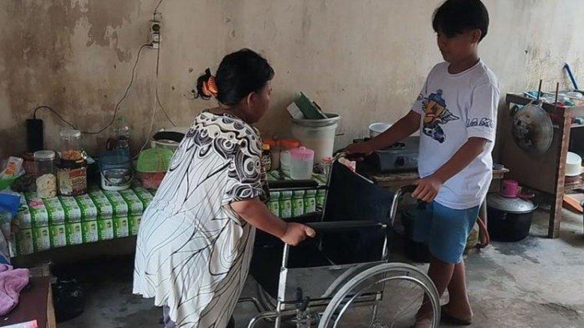 Adit saat menemani ibunya, yang sakit stroke di Dusun Kuningan Desa Tiru Kidul, Kediri