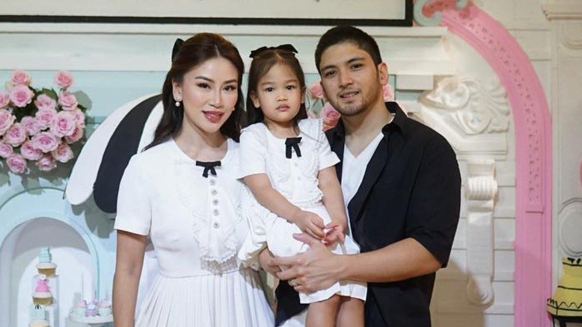 Aditya Trihatmanto anak bungsu Bambang Trihatmodjo bersama istrinya Kezia Toemion dan putri mereka.