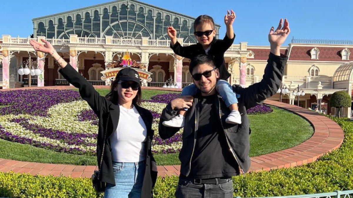 Aditya Trihatmanto anak bungsu Bambang Trihatmodjo bersama istrinya Kezia Toemion dan putri mereka.