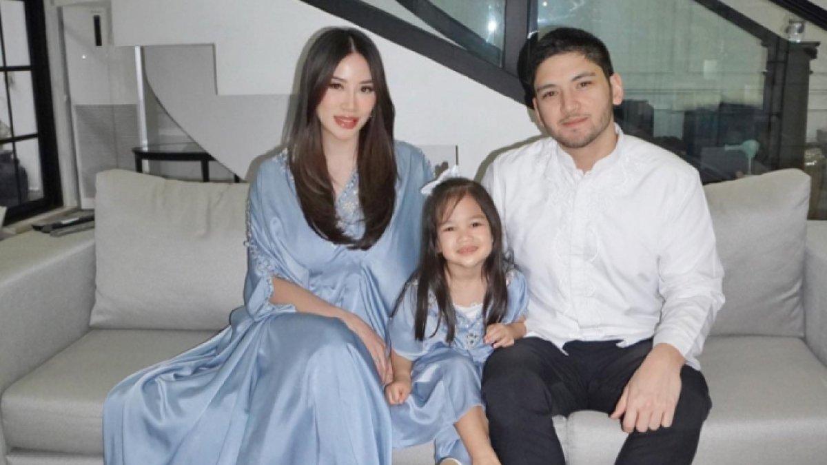 Aditya Trihatmanto anak bungsu Bambang Trihatmodjo bersama istrinya Kezia Toemion dan putri mereka.
