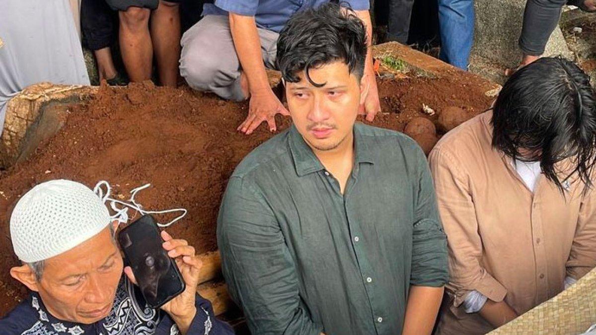 Aditya Zoni dan adiknya Panji Zoni turun ke liang lahad untuk memakamkan ayahnya. Sementara Ammar Zoni ikut mengadzani jenazah lewat sambungan telepon
