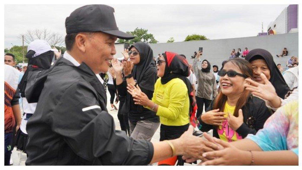 Agustiar Sabran menyalami pendukungnya.