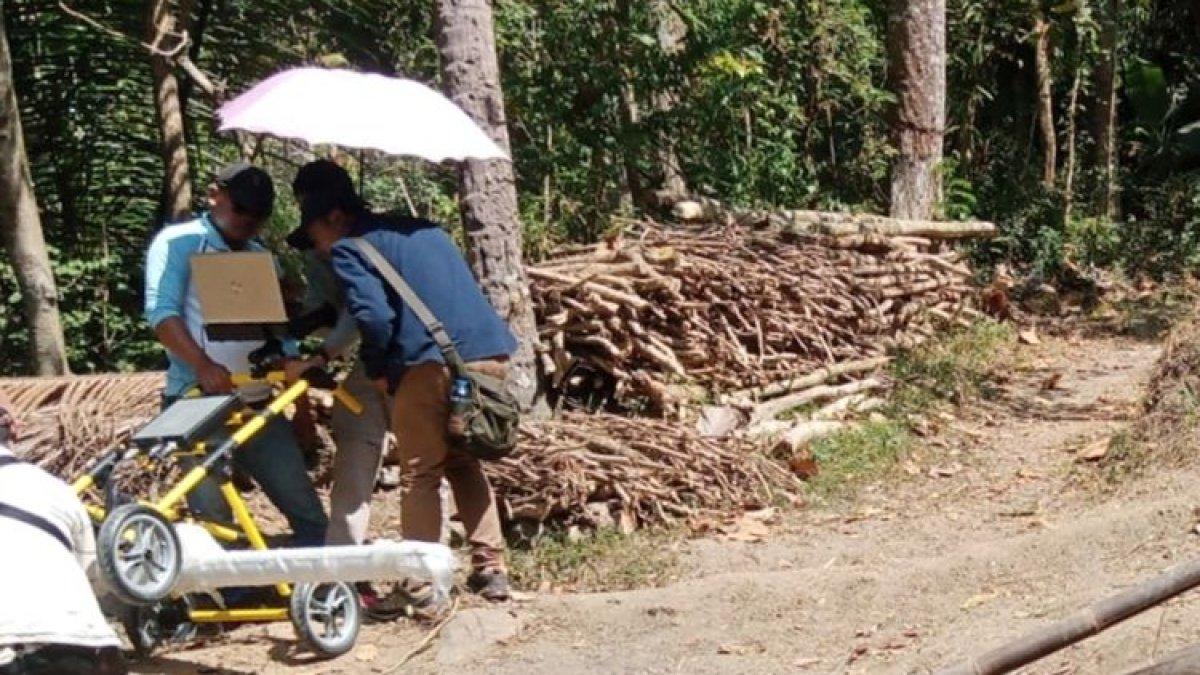 Ahli dari Pusat Studi Bencana Alam Universitas Gadjah Mada meneliti lubang misterius di Pedukuhan Popohan, Kalurahan Banjararum, Kapanewon Kalibawang, Kabupaten Kulon Progo, Daerah Istimewa Yogyakarta. Mereka menggunakan survei georadar untuk mengetahui gambaran di bawah permukaan tanah.