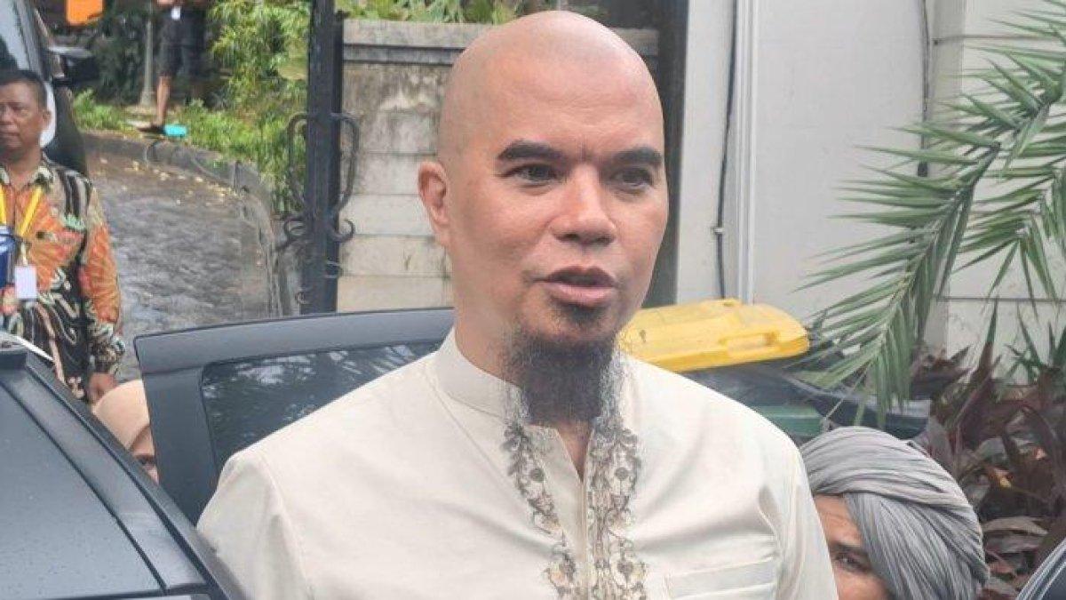 KOCEK PRIBADI - Musisi Ahmad Dhani bangga bisa menggelar pesta pernikahan putranya Al Ghazali dengan mewah, karena berasal dari kocek pribadi. Menurutnya, tak ada sponsor, hanya dapat hak siar dari televisi.