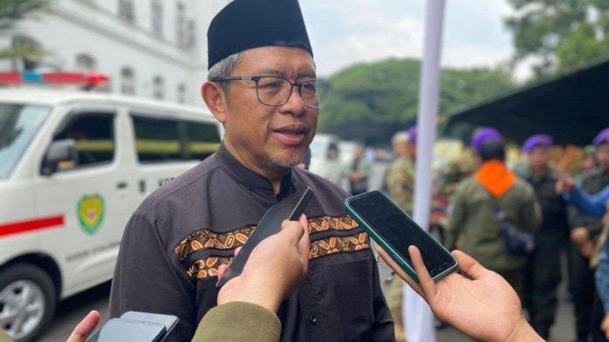 Ahmad Heryawan saat bertakziah di Mako II Kodam Siliwangi untuk mengantarkan kepergian Letnan Jenderal TNI (Purn) Solihin Gautama Purwanegara ke tempat peristirahatan terakhir, Selasa (5/3/2024). Ahmad Heryawan mengatakan, PKS tengah mempersiapkan nama-nama yang akan maju di Pemilihan Gubernur Jawa Barat 2024.