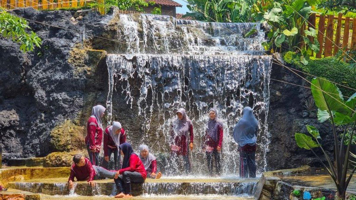 WISATA BOYOLALI - Air Terjun Mini di Wisata Panorama Boyolali (7/12/2023).