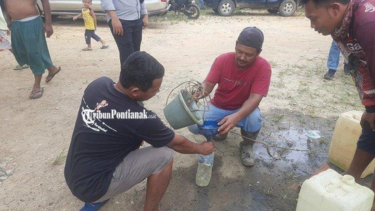 Warga Dusun Sido Dadi, Desa Dak Jaya, Kecamatan Binjai Hulu, Sintang Kalbar, saat mengumpulkan minyak dari dalam sumur. Air permukaan sumur menghebohan warga setempat, karena mengeluarkan minyak. Air sumur yang semula jernih, kini berbau minyak, berwarna kehijauan. mirip seperti BBM jenis pertalite.